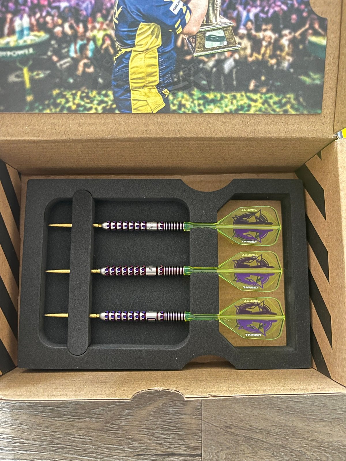 Target Darts Luke Littler The Nuke Edition Dartset, Sport en Fitness, Darts, Ophalen of Verzenden, Nieuw, Pijlen