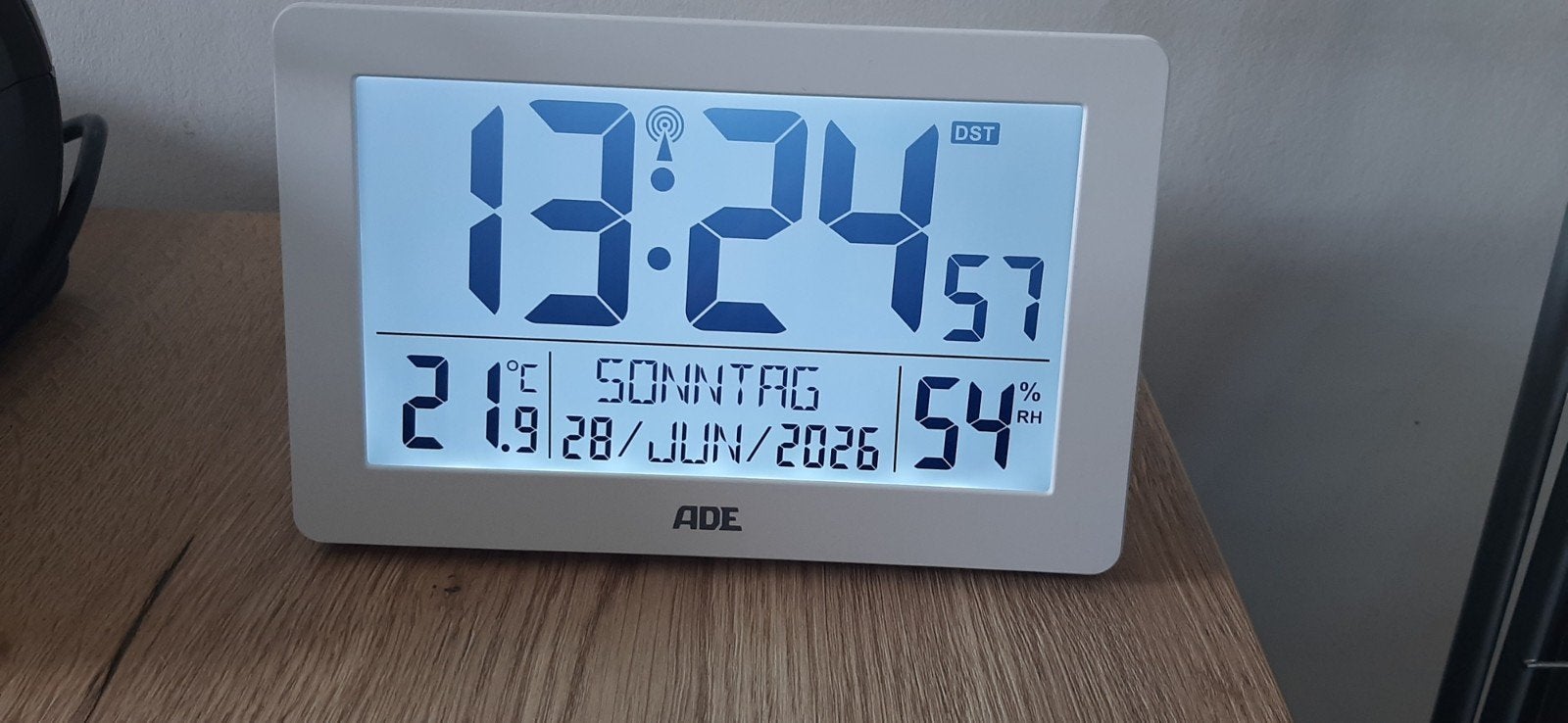 Digitale radiogestuurde klok, Wandklok, Wit, Ophalen of Verzenden, Zo goed als nieuw