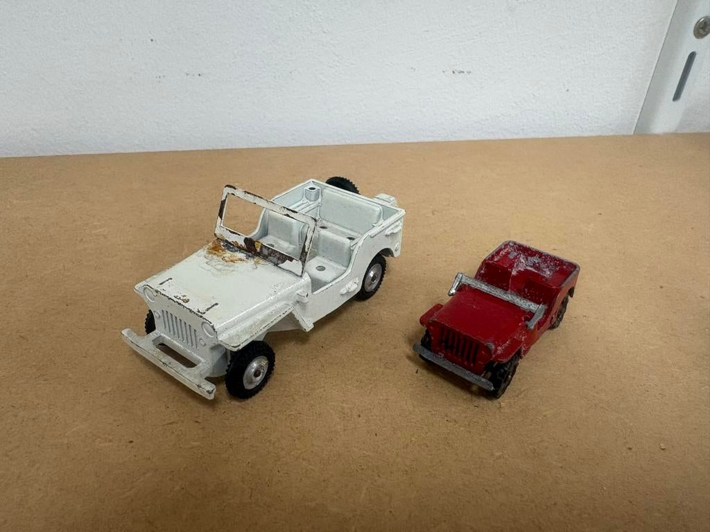 2 Oude Jeep Speelgoedauto's - Wit en Rood, Overige merken, Gebruikt, Auto, Groter dan 1:32