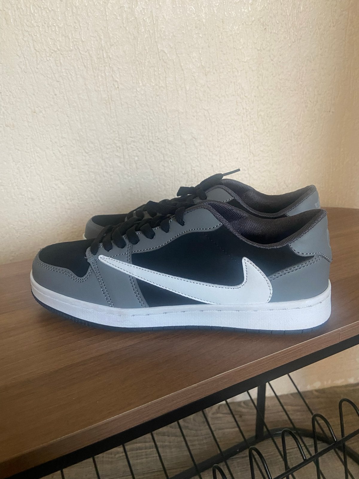 Nike Air Jordan Travis scott Sneakers - Zwart/Grijs, Ophalen of Verzenden, Zo goed als nieuw, Zwart, Sneakers of Gympen