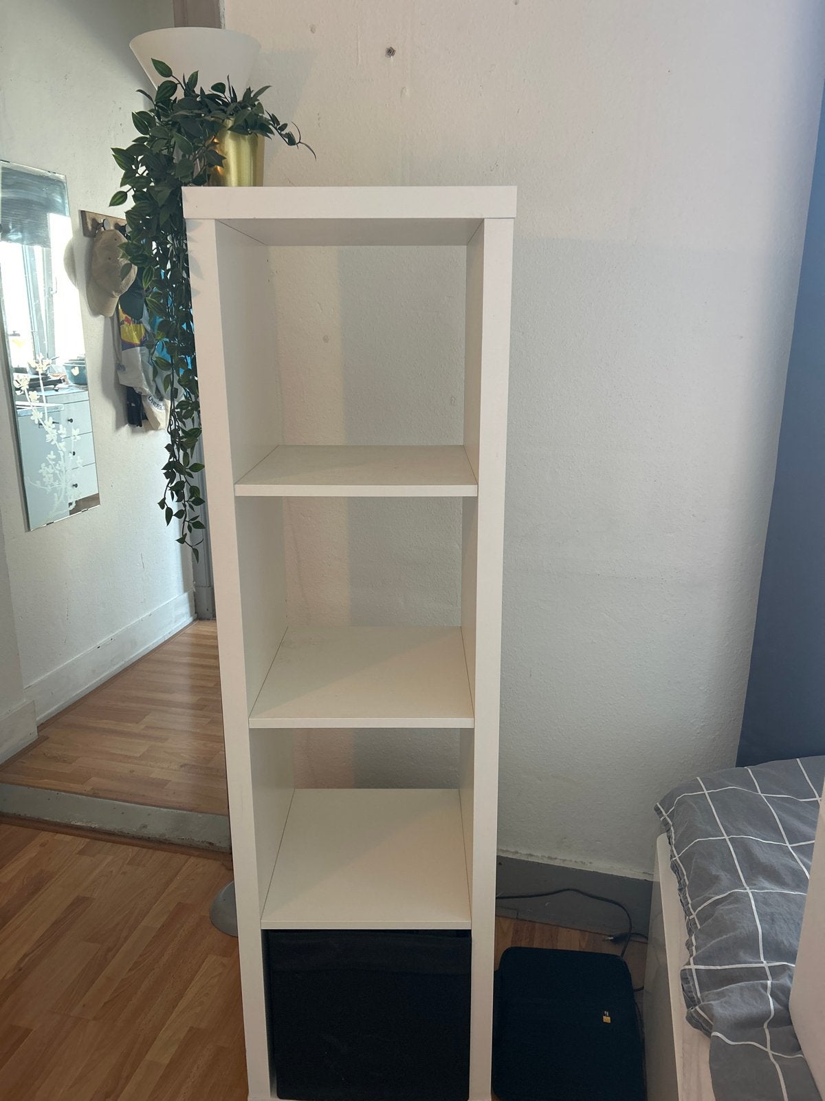 Witte smalle boekenkast met 3 planken, Ophalen, Met plank(en), Minder dan 50 cm, Gebruikt