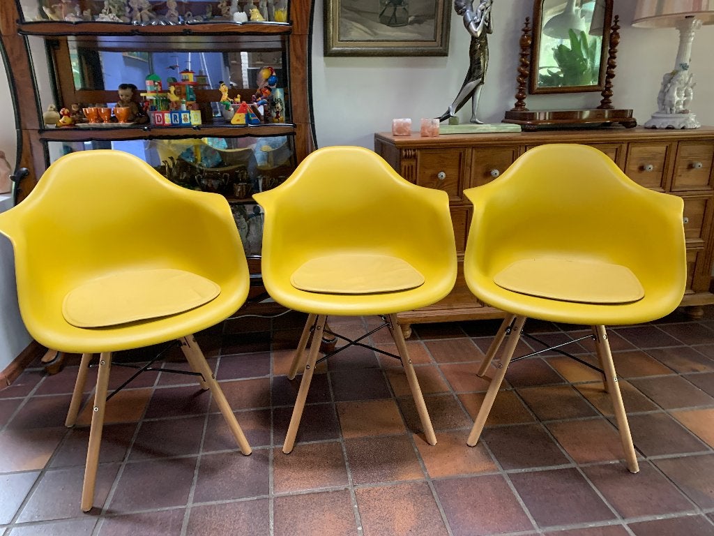 Drie okergele kuipstoelen met kussen voor binnen en buiten, Huis en Inrichting, Stoelen, Ophalen, Drie, Zo goed als nieuw, Overige kleuren