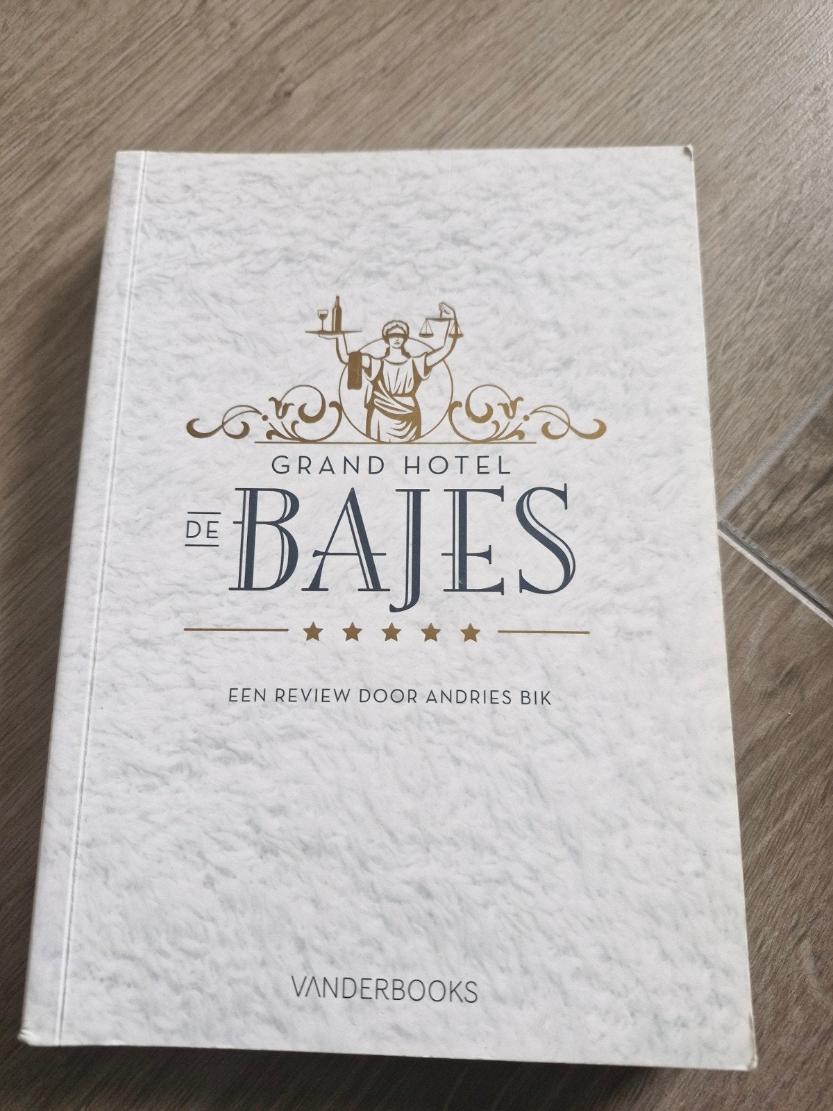 Grand Hotel De Bajes - Een review door Andries Bik, Ophalen of Verzenden, Zo goed als nieuw, Andries Bik