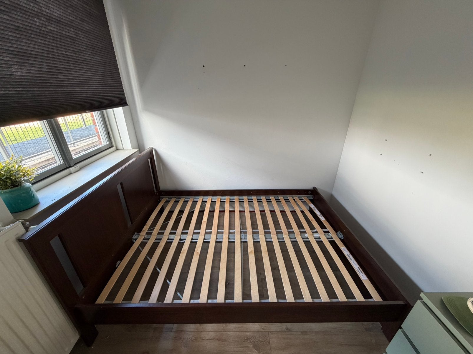 Bedframe 140 x 200 walnoot, Ophalen, Tweepersoons, 140 cm, Zo goed als nieuw