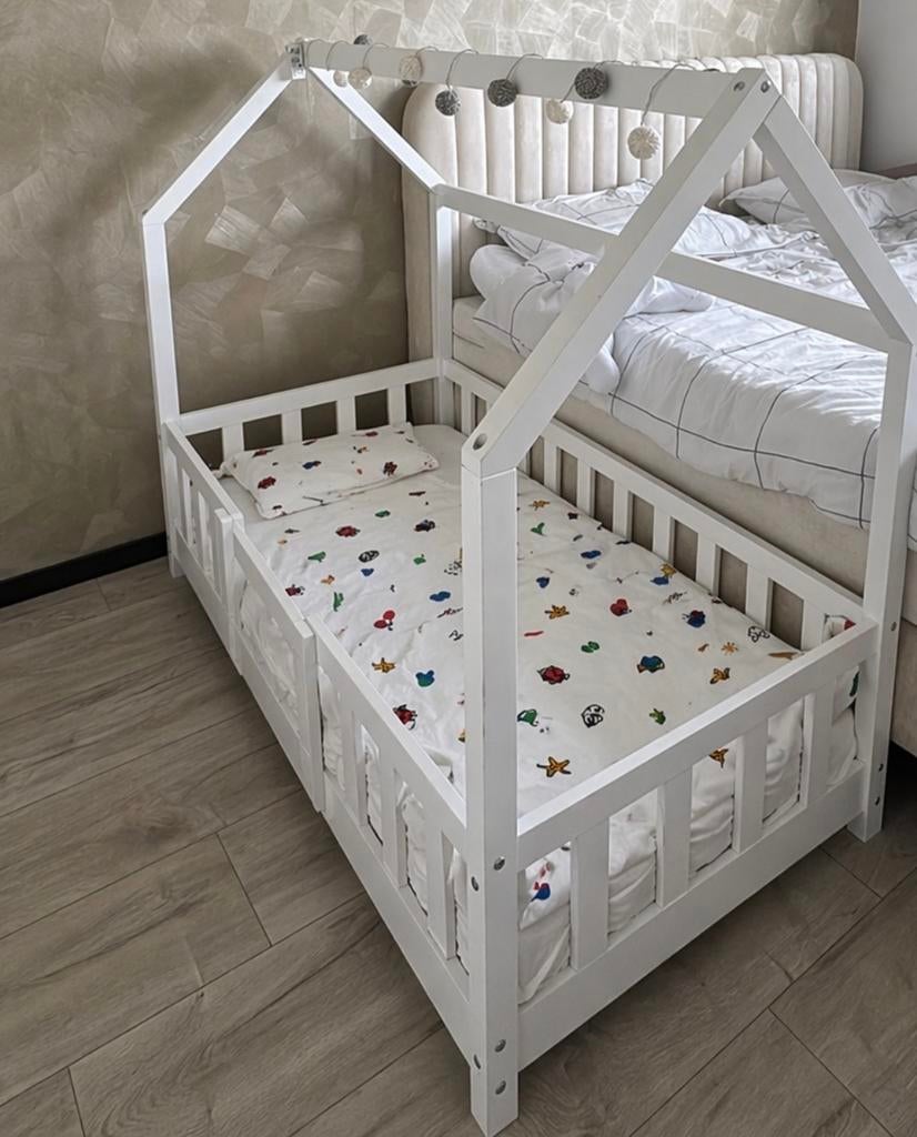 Peuterbedje huisje incl. matras, dekbed en kussen, Kinderen en Baby's, Kinderkamer | Bedden, Ophalen, 70 tot 85 cm, 140 tot 160 cm