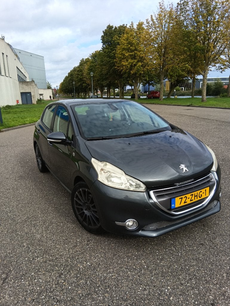 Foto 7 van Peugeot 208 1.2 VTi 82PK 5D (102g) 2012 Grijs