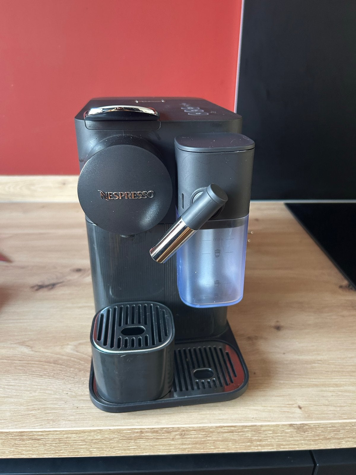 Nespresso Lattissima One - Koffiezetapparaat met melkopschui, Ophalen, Espresso apparaat, Zo goed als nieuw, 1 kopje