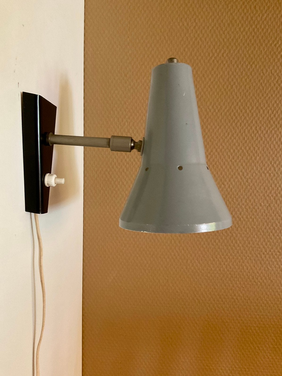 Hala Zeist wandlampje jaren zestig lichtgrijze kap, Ophalen of Verzenden, Gebruikt, Metaal