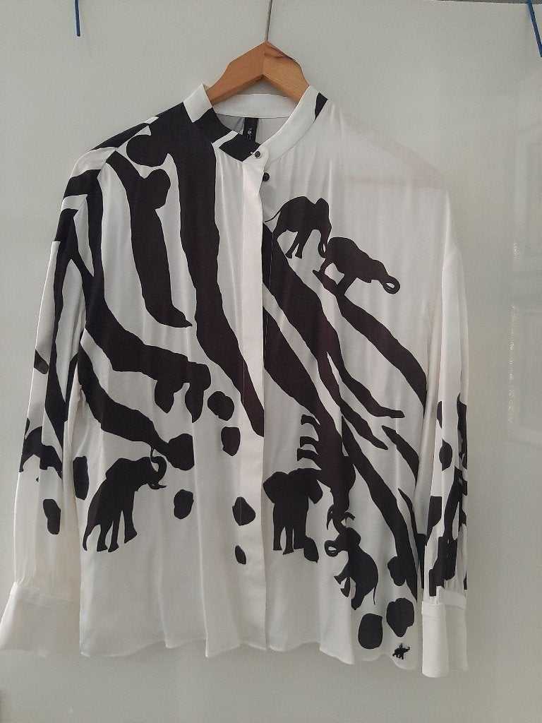 Blouse met olifanten patroon van Marc Cain, Maat 38/40 (M), Wit, Ophalen of Verzenden, Zo goed als nieuw