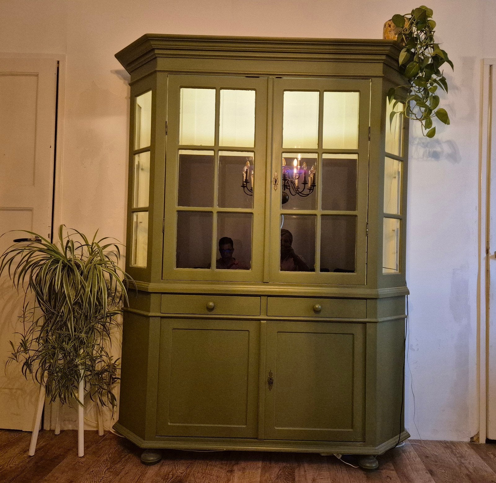 vitrinekast met verlichting - Olijfgroen, Ophalen, Gebruikt, 100 tot 150 cm, Met lade(s)