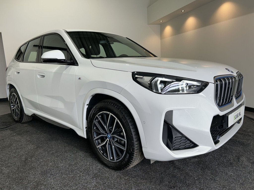 BMW iX1 xDrive30 67 kWh M-Sport SOH 98,3% | Sportstoelen | P, Auto's, BMW, Bedrijf, Te koop, iX1, 360° camera, 4x4, ABS, Achteruitrijcamera