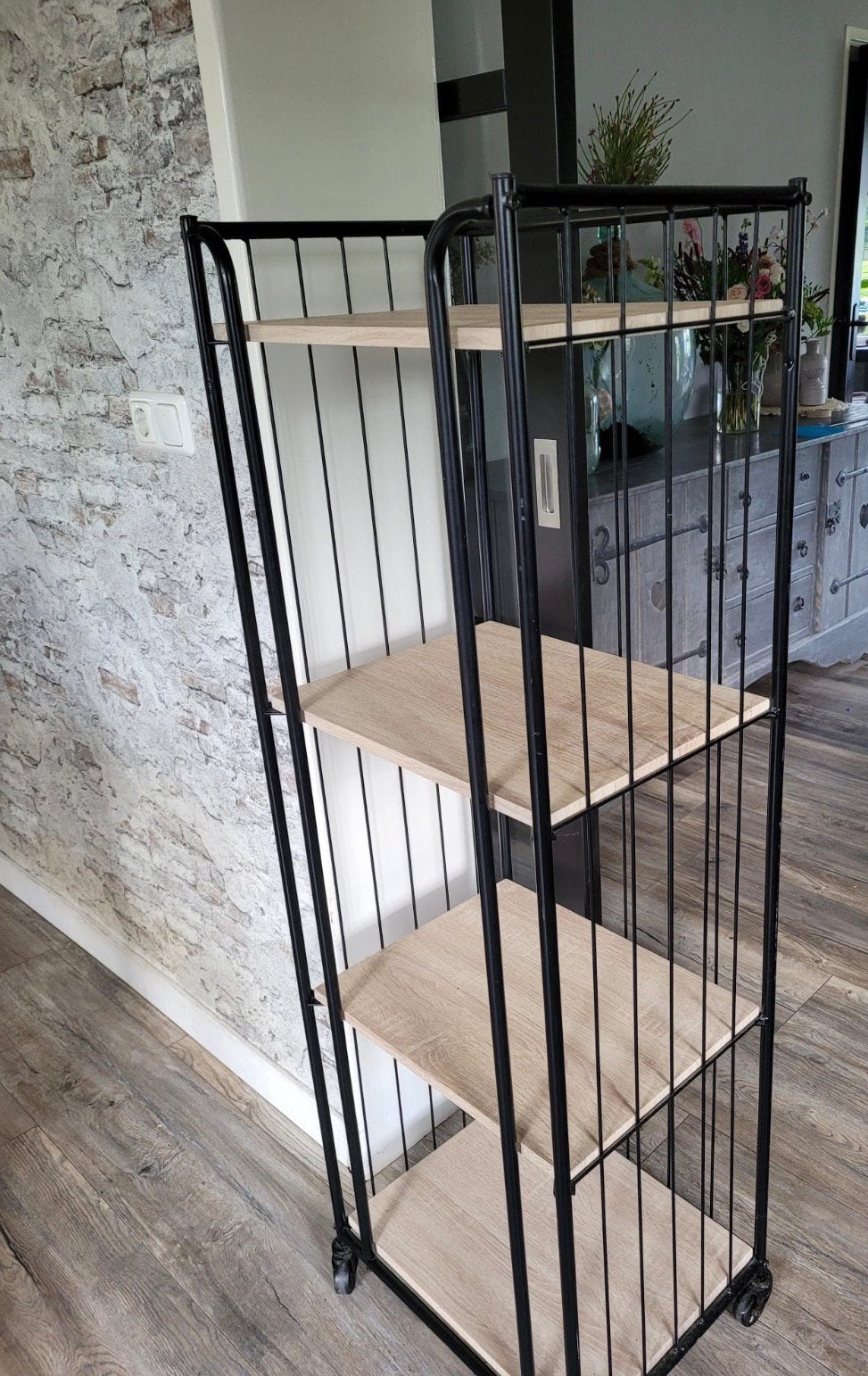 Industriële kast op wielen zwart met hout – 4 planken, Ophalen, Zo goed als nieuw, 25 tot 50 cm, Minder dan 150 cm