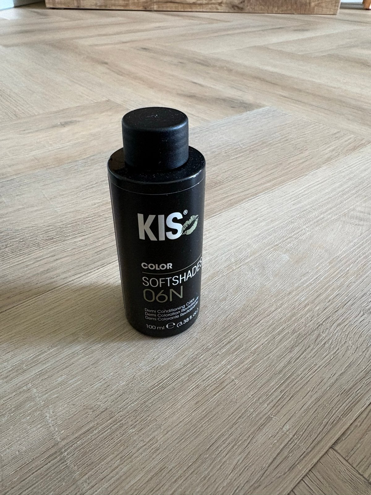 Verschillende KIS Color Softshades en activator, Ophalen of Verzenden, Gebruikt, Haarverzorger of -hersteller