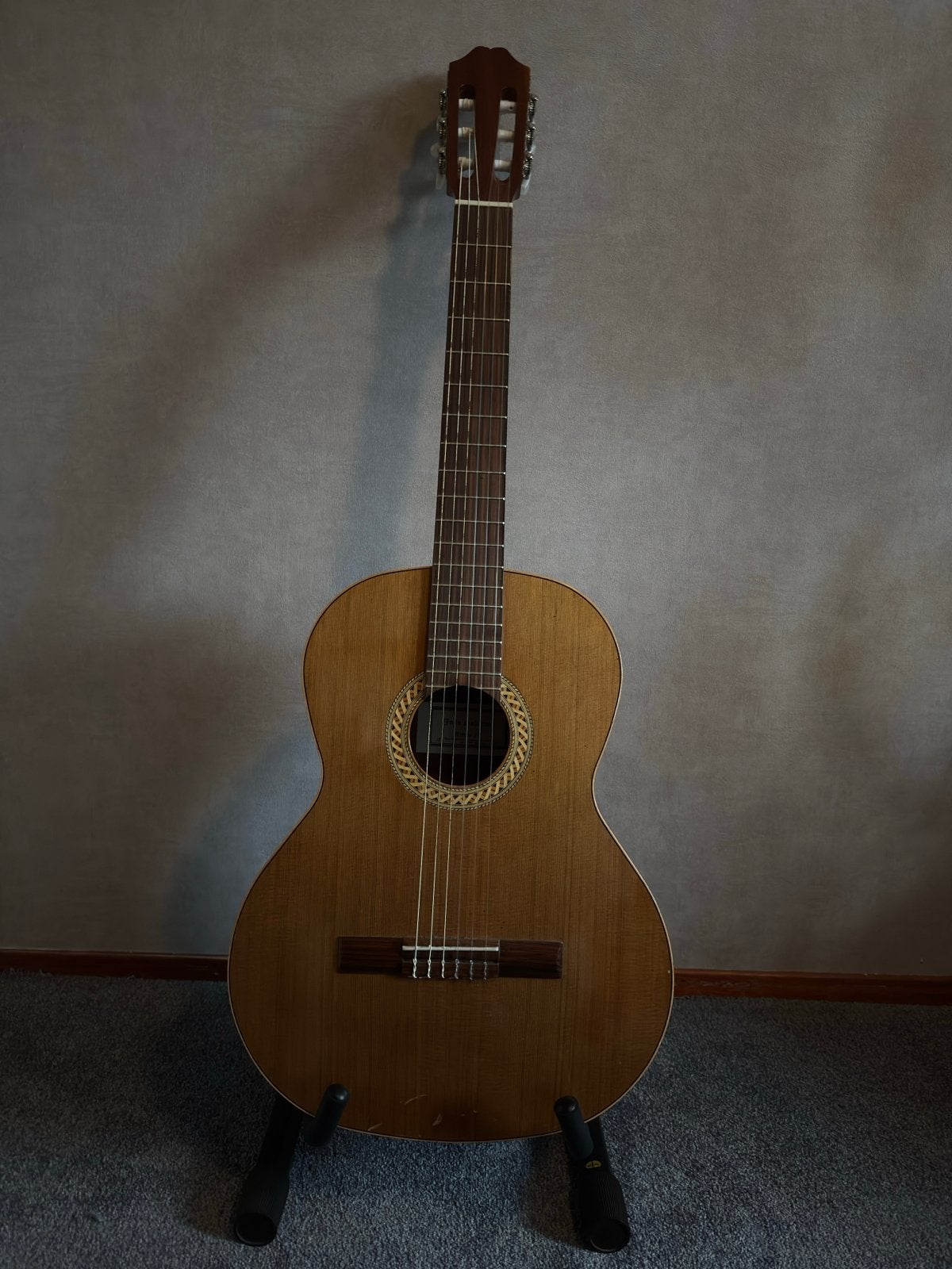 Juan Salvador Modelo 2C Klassieke Gitaar, hoes en standaard, Ophalen, Gebruikt, Klassieke of Spaanse gitaar, Met koffer