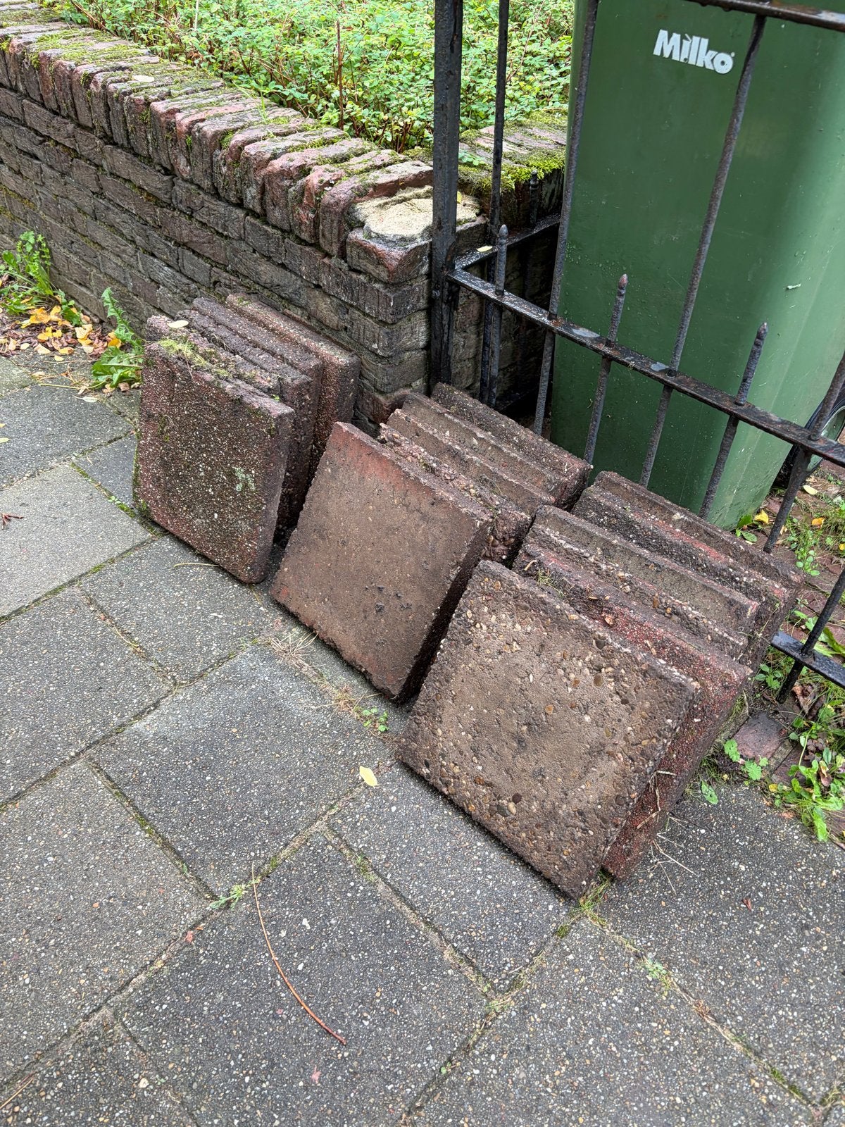 Gratis stoeptegels af te halen - 23 stuks (30x30x4cm), Tuin en Terras, Ophalen, Gebruikt, Minder dan 5 m², Beton