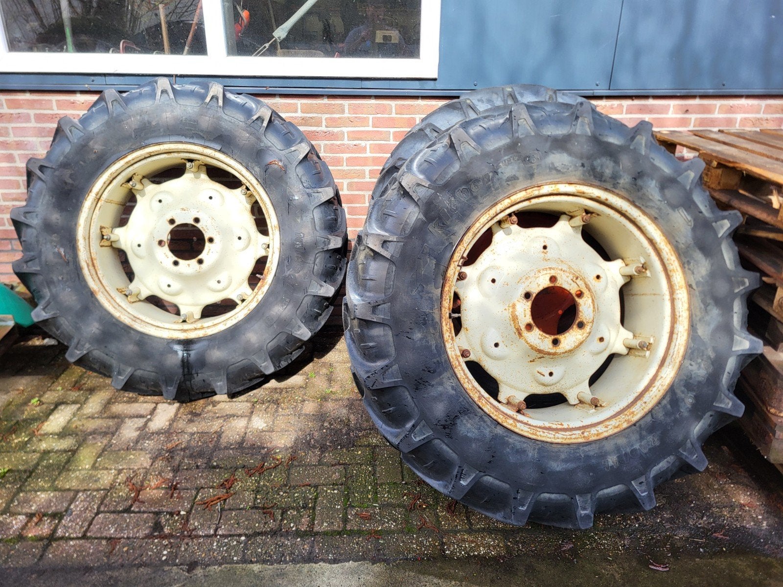 Lemmerz velgen met goede banden 14.9 r30 ihc, Ophalen