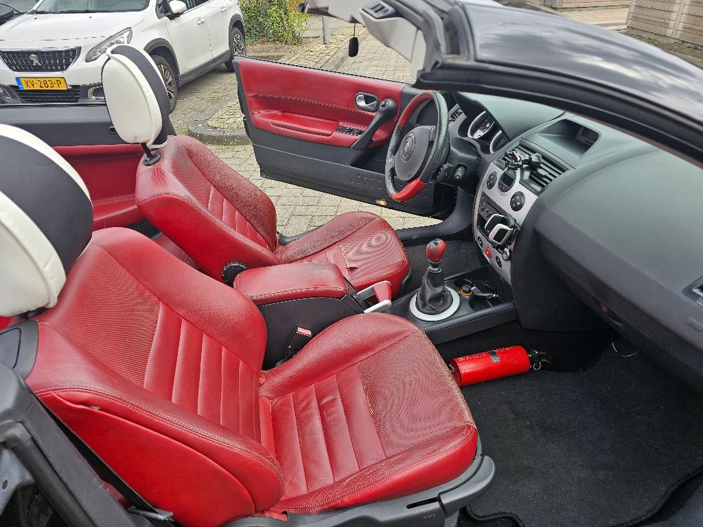 Renault Mégane 1.9 DCI 85KW Cabrio 2005 Zwart, Achterwielaandrijving, Lederen bekleding, 4 cilinders, Cabriolet