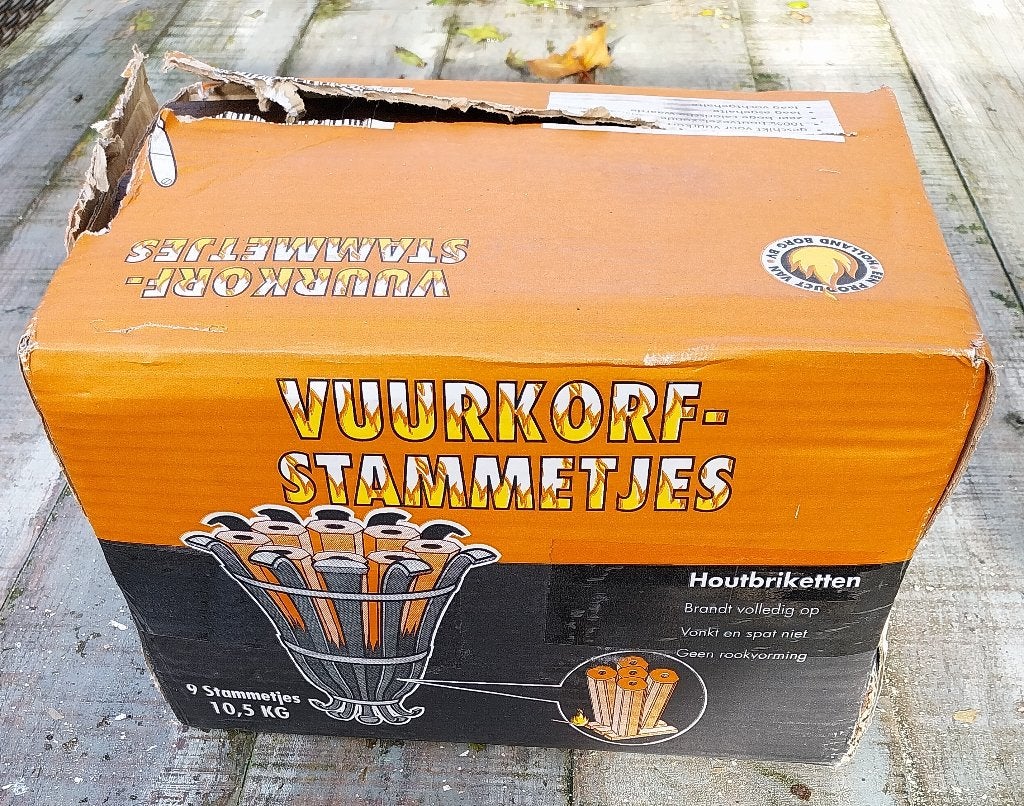 Doos met 9 st. vuurkorf-stammetjes (Briketten)., Tuin en Terras, Haardhout, Minder dan 3 m³, Ophalen of Verzenden, Stammen