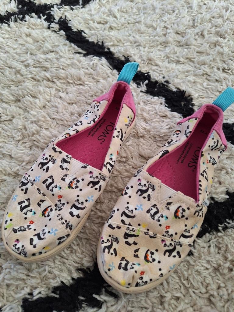 Mooie beige TOMS schoenen met pandaberen: maat 31, Kleding | Dames, Schoenen, Beige, Ophalen of Verzenden, Toms, Espadrilles of Moccasins