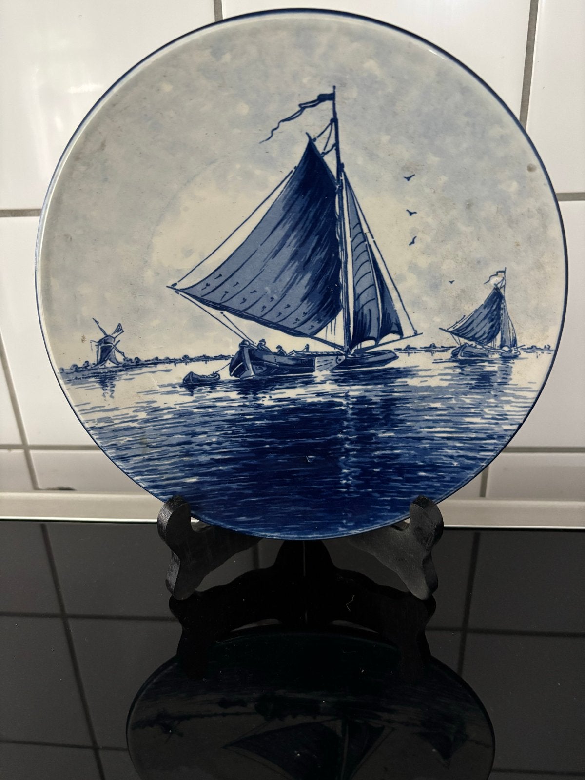 Delfts Blauw wandbord met zeilschepen en molen, Antiek en Kunst, Ophalen of Verzenden