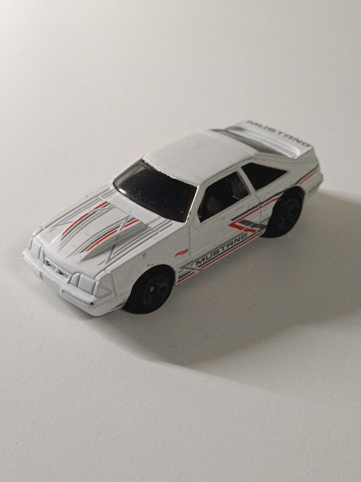 Hot Wheels Ford Mustang SVO 1984 - Wit met strepen, Ophalen of Verzenden, Zo goed als nieuw, Auto