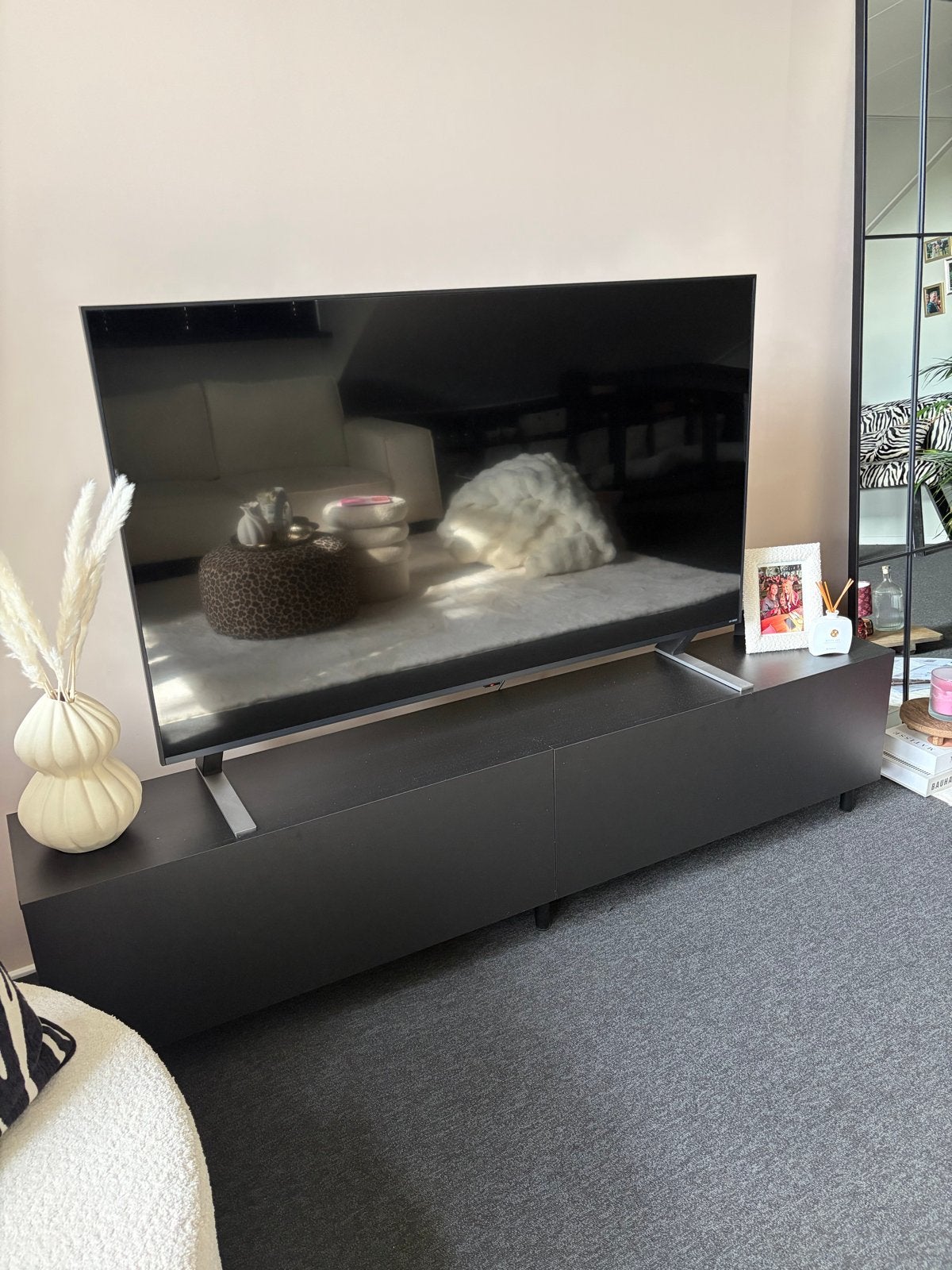 Modern zwart tv-meubel met 2 grote opbergvakken, Ophalen, Overige materialen, Gebruikt, 150 tot 200 cm