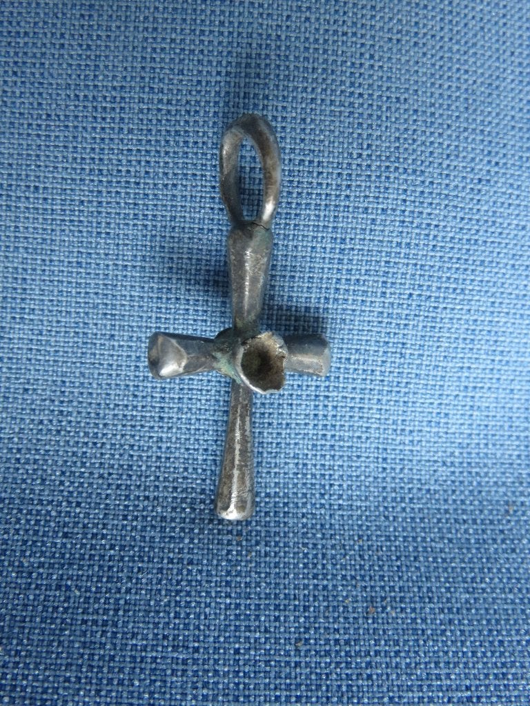Middeleeuwen - kruisje in zilver - 6e - 9e eeuw bodemvondst, Ophalen of Verzenden