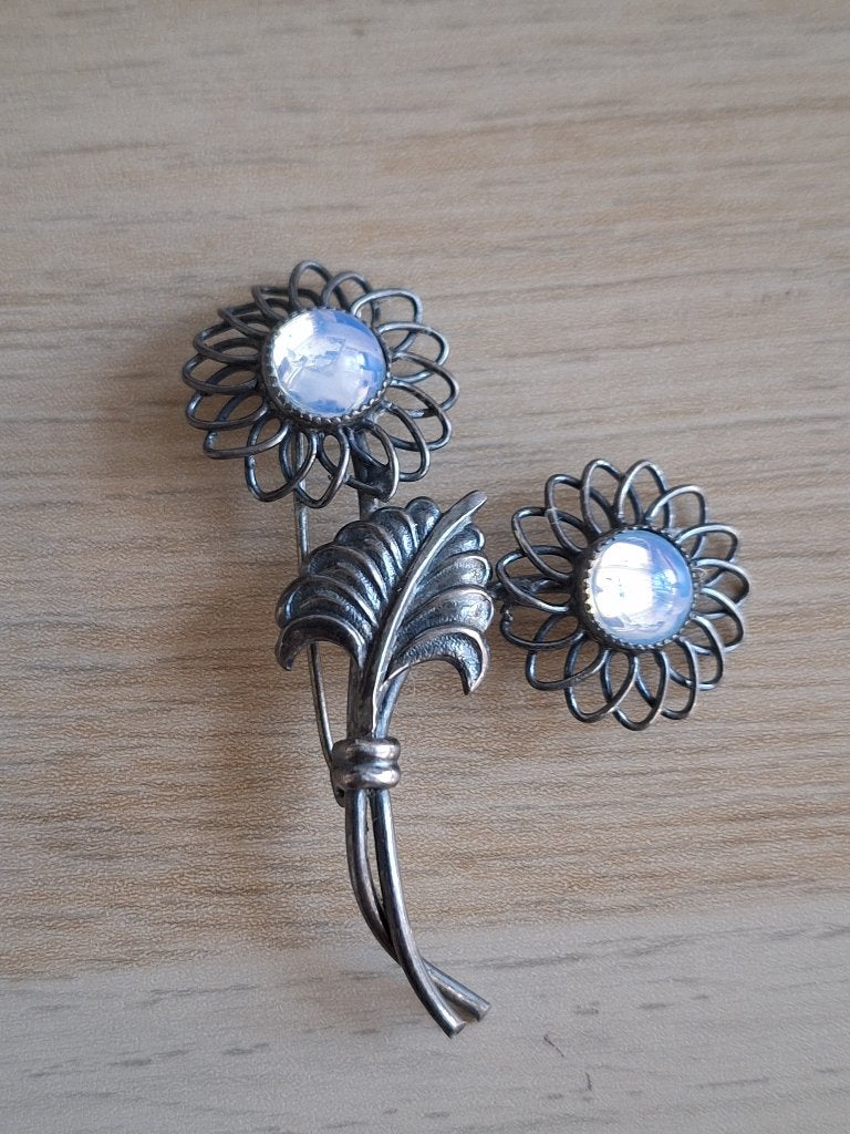 Vintage verzilverde opaline glazen bloem broche, madeliefjes, Met kristal, Overige materialen, 4 tot 7 cm, Ophalen of Verzenden