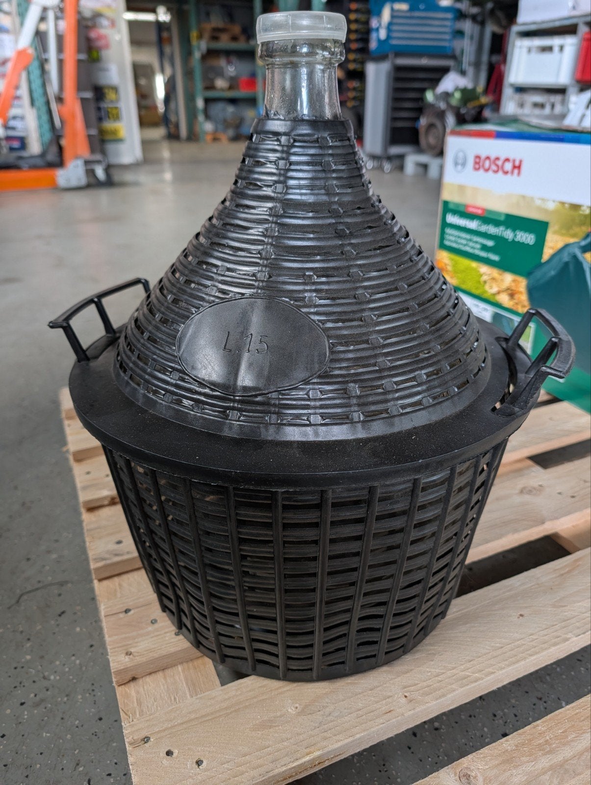 Wijnfles 1,5 liter met kunststof mand, Ophalen, Gebruikt