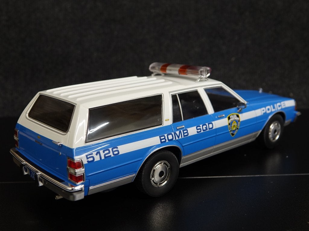 MCG 1:18 1985 Chevrolet Caprice Estate Wagon NYPD bomb squad, Overige merken, MCG, Auto, Nieuw