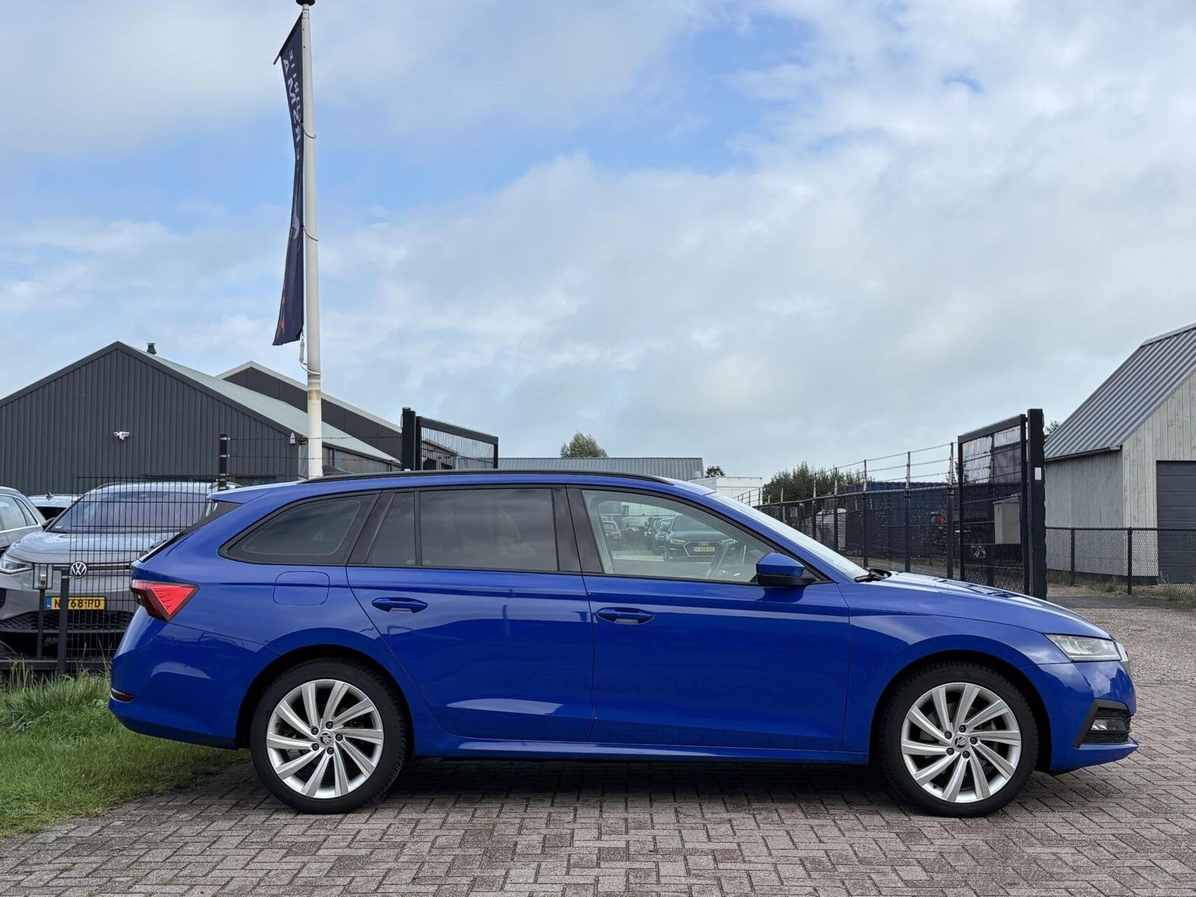 Skoda Octavia Combi 1.4 TSI iV PHEV Business Edition trekhaa, Auto's, Gebruikt, Euro 6, Blauw, Automatische klimaatregeling