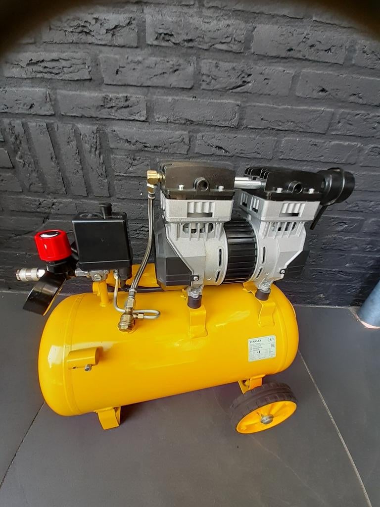2 Stanley compressors puur voor onderdelen  ,, Doe-het-zelf en Verbouw, Compressors, Minder dan 25 liter, Ophalen, Minder dan 200 liter/min