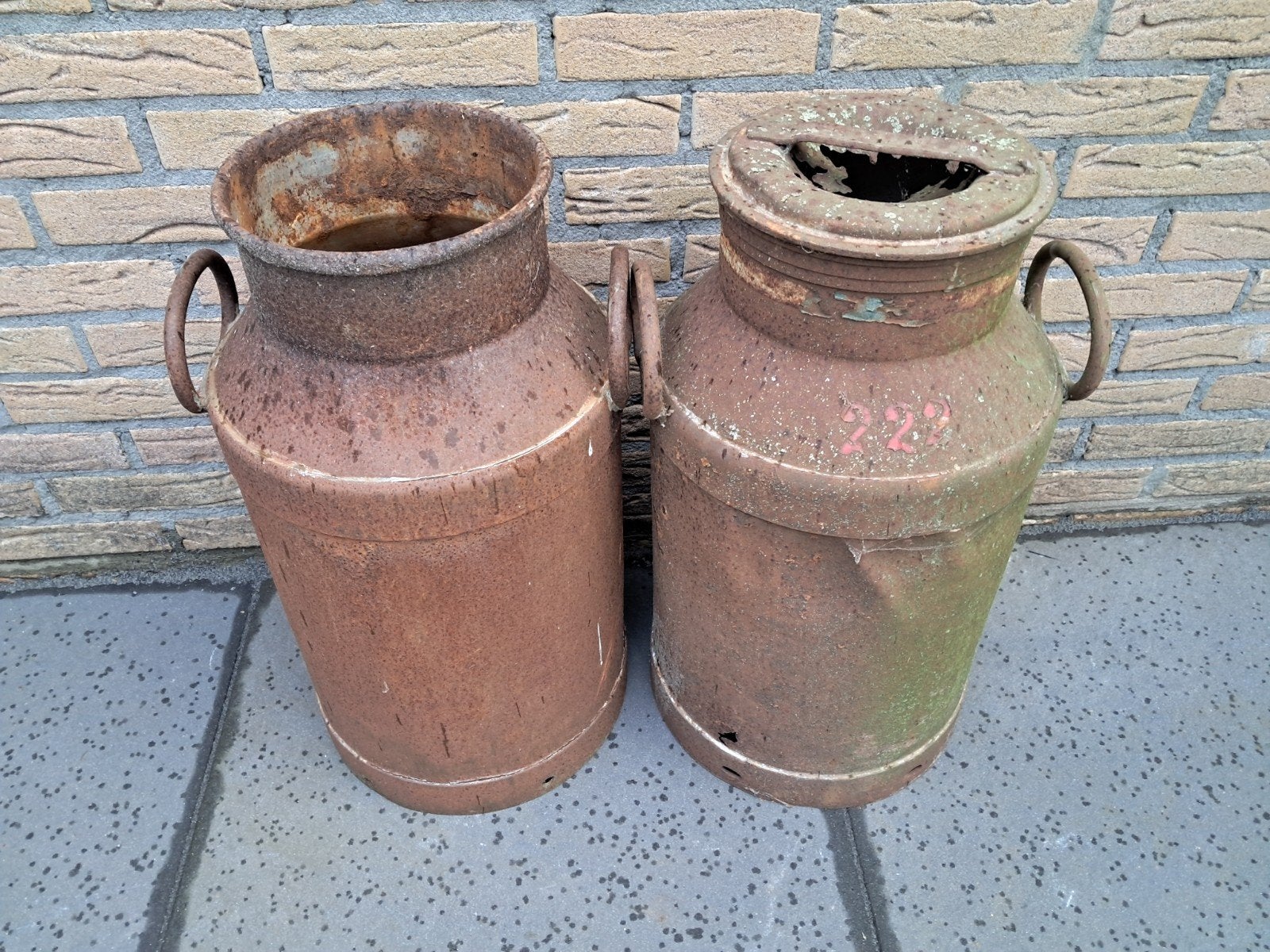 Set van 2 Antieke Roestige Melkbussen - Decoratief, Ophalen