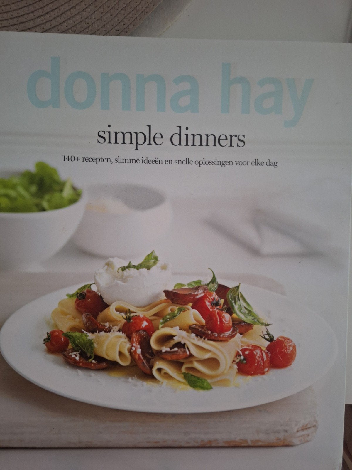 Donna Hay Simple Dinners kookboek - 140 recepten, Boeken, Ophalen of Verzenden, Zo goed als nieuw, Donna Hay, Hoofdgerechten
