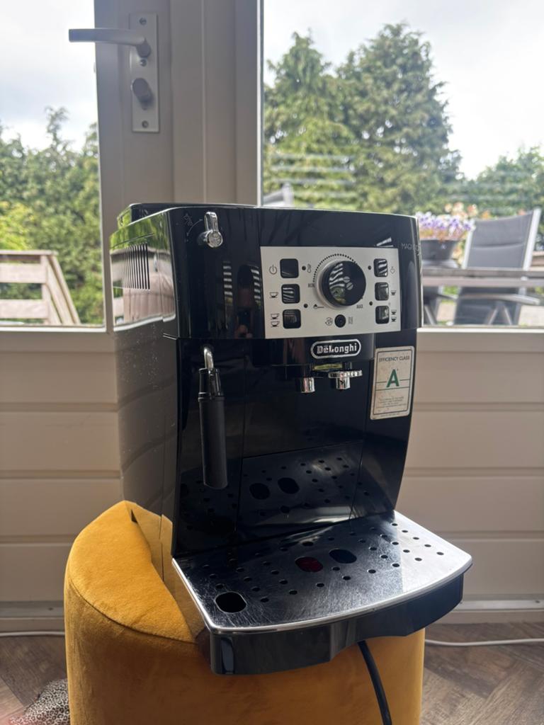 Delonghi magnifica S koffiebonenmachine, Witgoed en Apparatuur, Ophalen, Gebruikt, 10 kopjes of meer, Koffiemachine