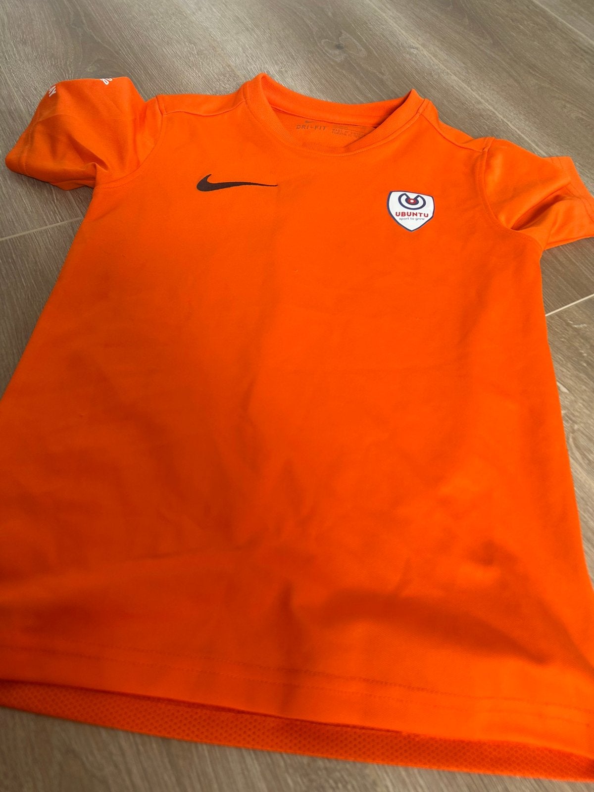 Ubuntu tshirt 122 nike, Maat XS of kleiner, Ophalen of Verzenden, Zo goed als nieuw, Shirt