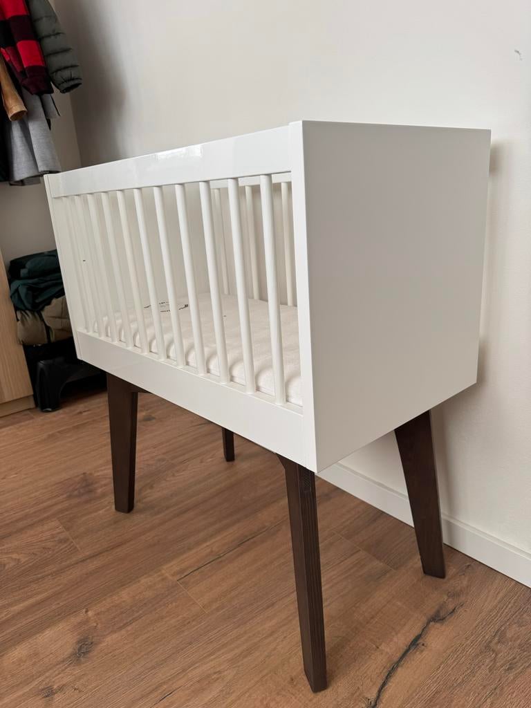 Kidsmill Wieg Sixties - Zo goed als nieuw met matras, Kinderen en Baby's, Babywiegjes en Ledikanten, Ophalen, Zo goed als nieuw