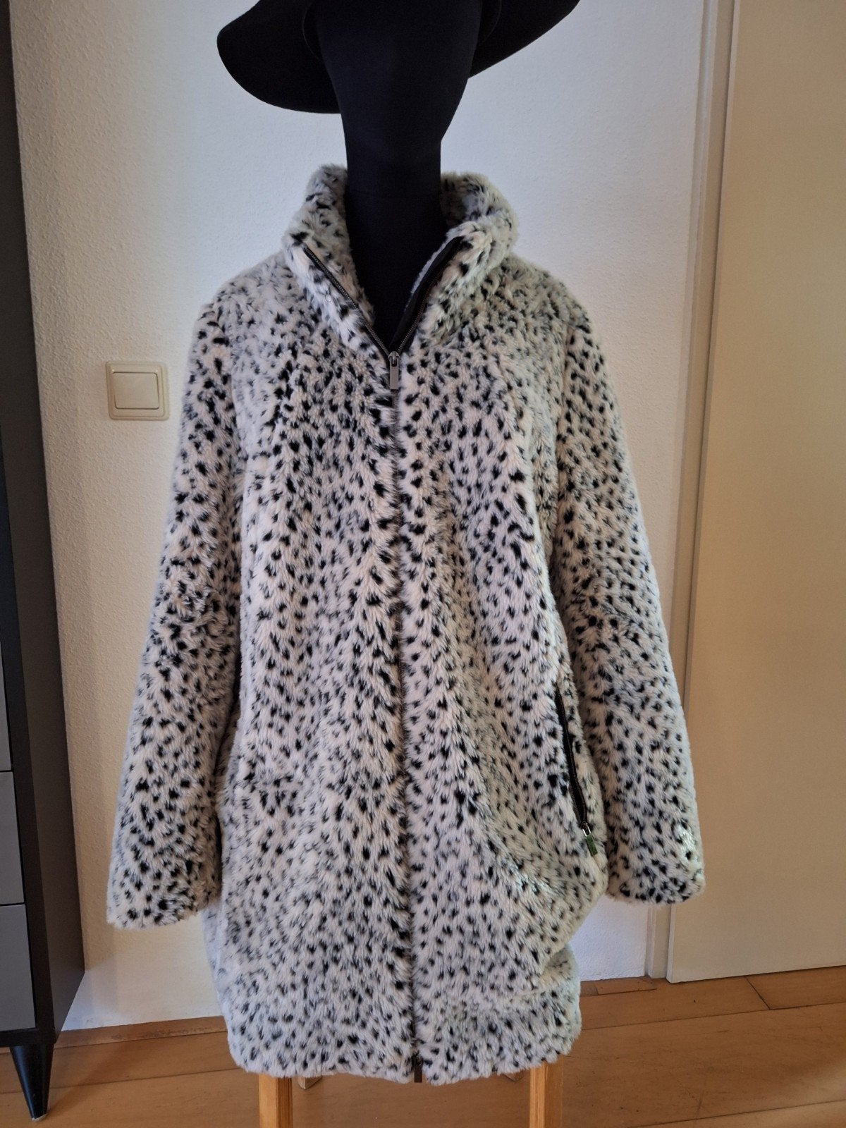 Milo jas met dalmatiërprint - zacht imitatiebont, maat 42, Wit, Maat 42/44 (L), Ophalen of Verzenden, Gedragen