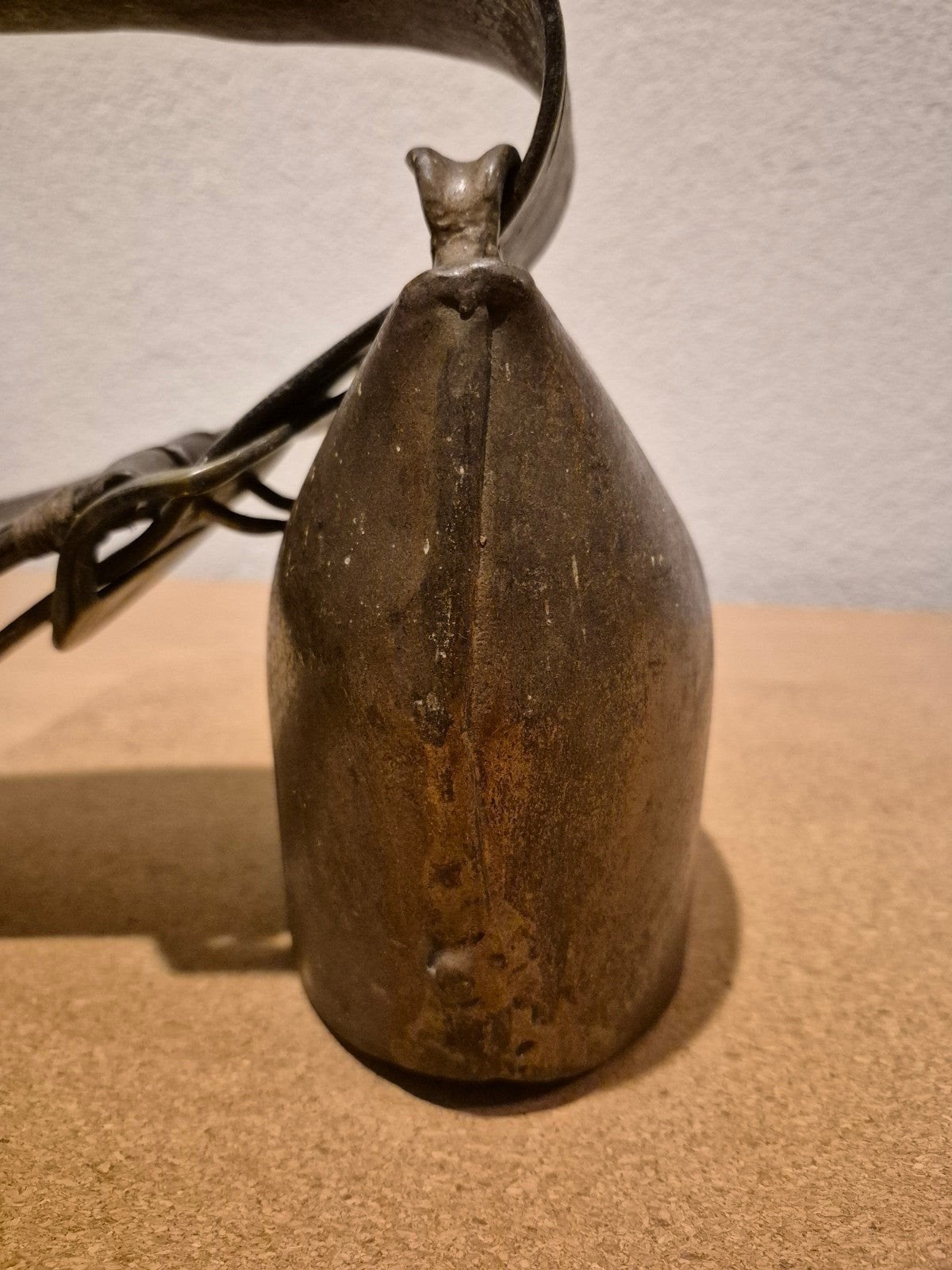Oude Zwitserse Koebel met Leren Riem - 55 Jaar Oud, Ophalen of Verzenden
