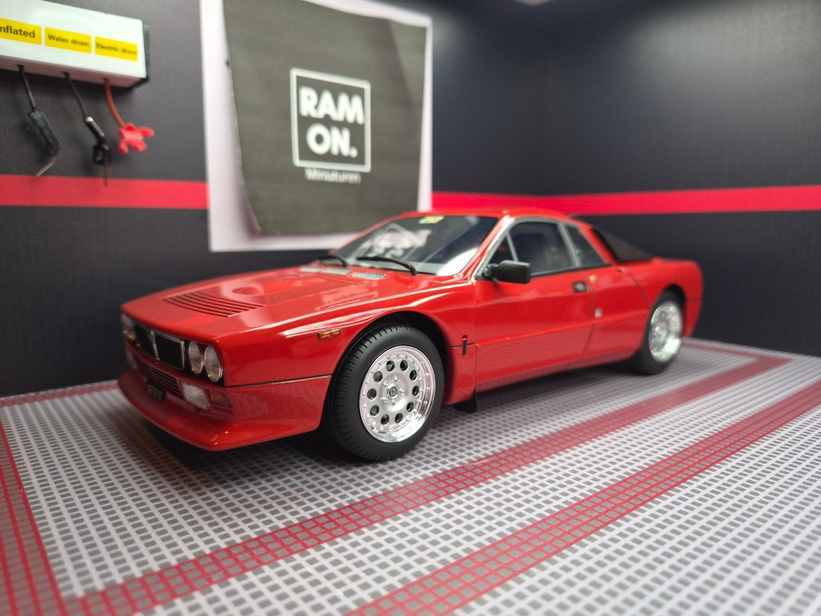 1/18 Lancia 037 Rally Stradale 1982, Ophalen of Verzenden, Zo goed als nieuw, Auto, Overige merken
