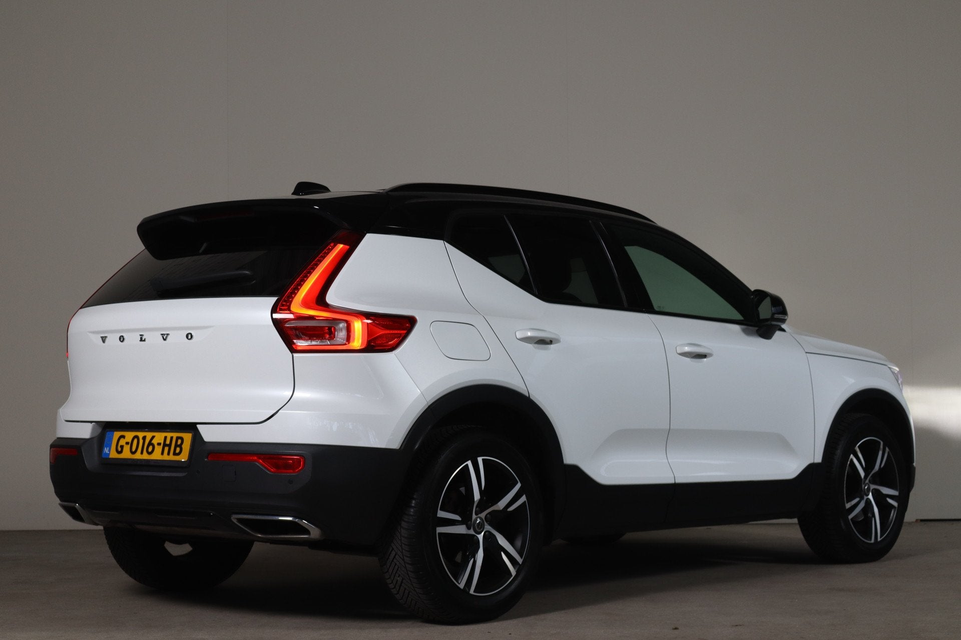 Volvo XC40 1.5 T3 R-Design NL-Auto! Panoramadak I Camera I A, Auto's, Volvo, Gebruikt, Euro 6, Wit, Origineel Nederlands