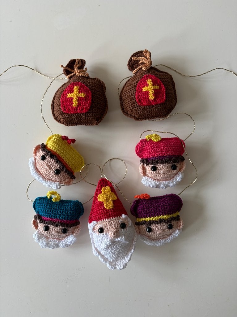 Sinterklaas/ Sint en Pieten slinger crochet nieuw!!, Ophalen of Verzenden, Nieuw, Haken, Overige typen