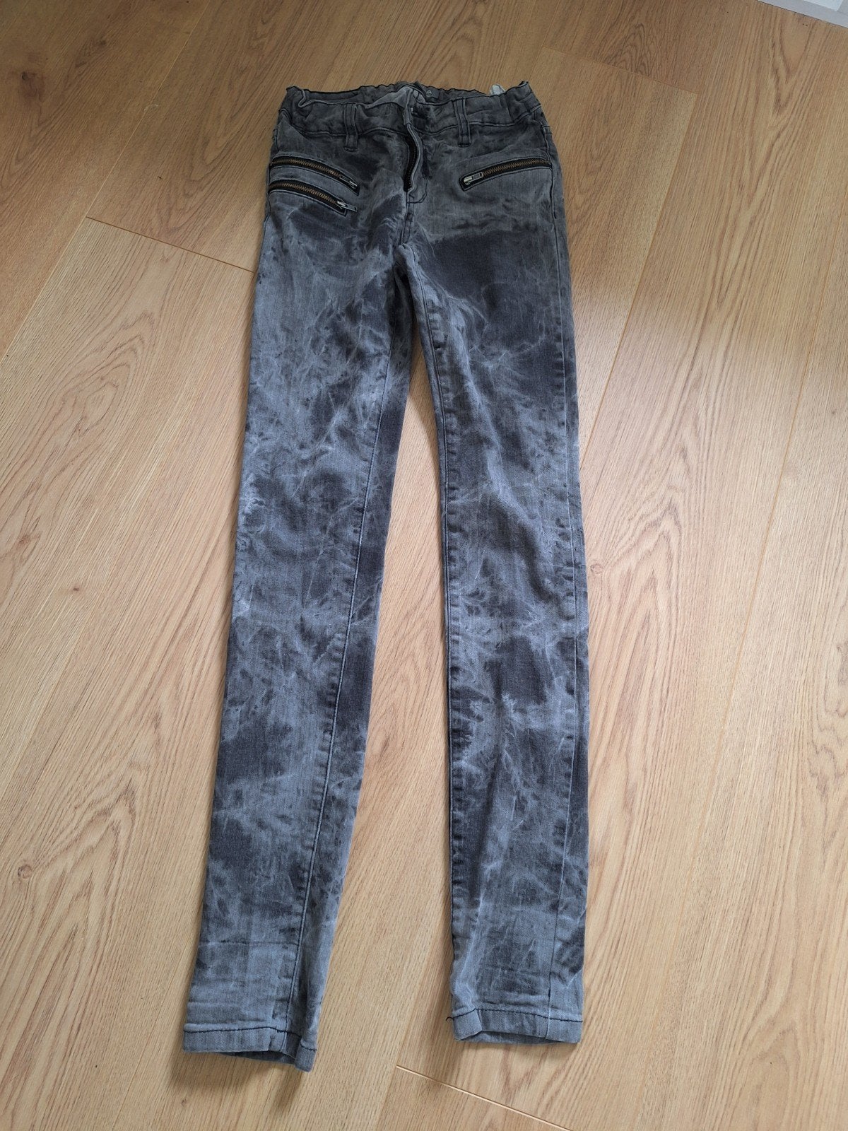 Grijs/zwarte spijkerbroek skinny 164 met ritsen dames, Kleding | Dames, Ophalen, Geisha, Zo goed als nieuw, W27 (confectie 34) of kleiner