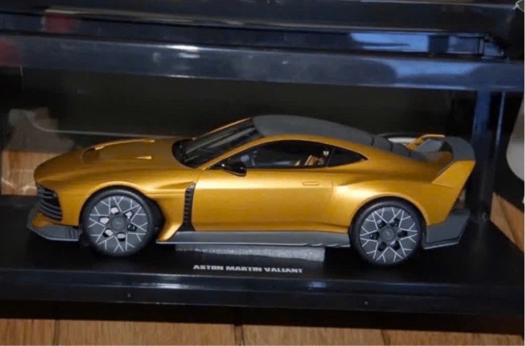 1:18 ASTON MARTIN VAILLIANT auric gold GT546 GT spirit WRH, Verzenden, Zo goed als nieuw, Auto, Overige merken