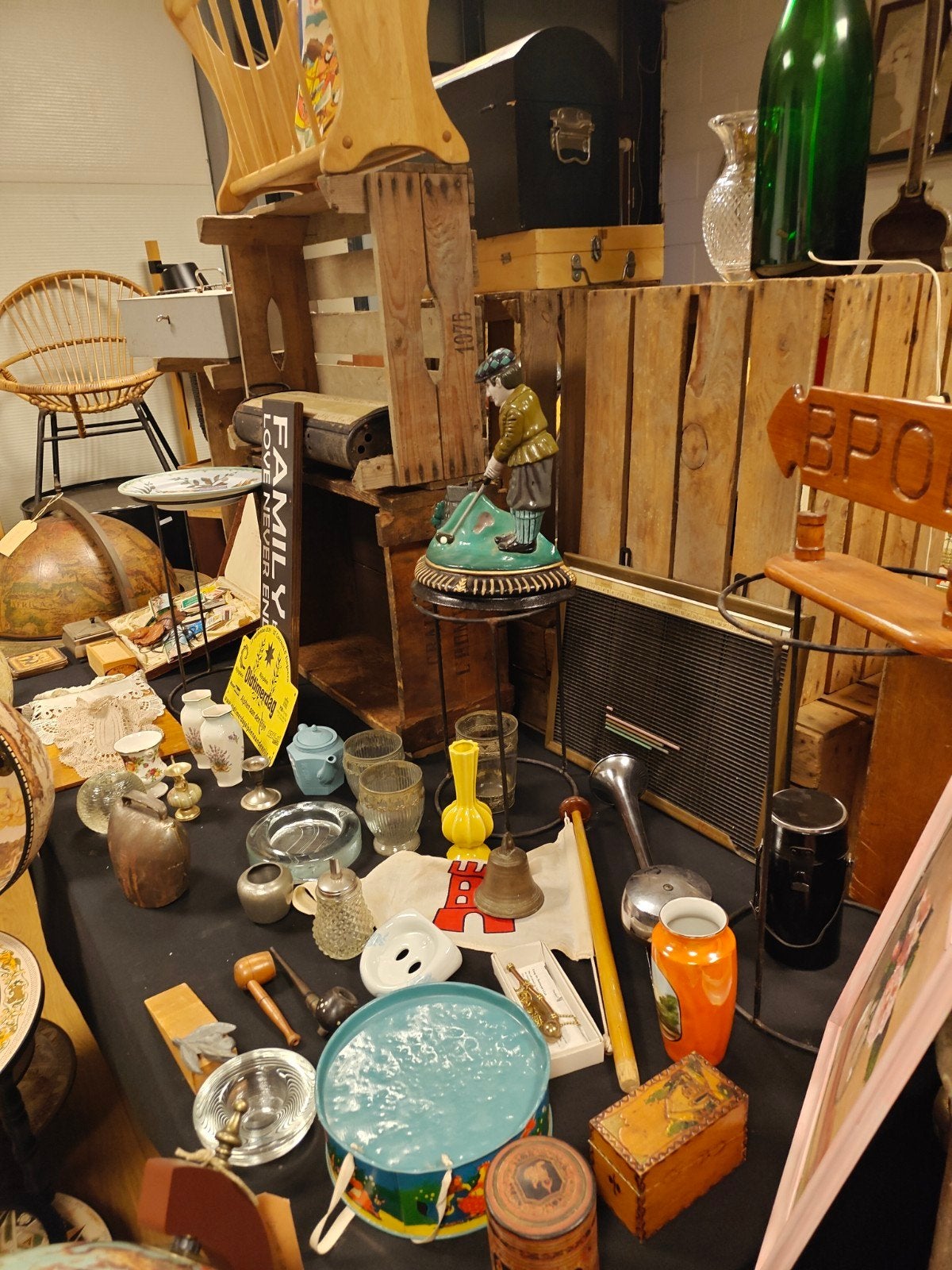 Bod gevraagd op grote voorraad curiosa en brocante .
Wegens, Ophalen