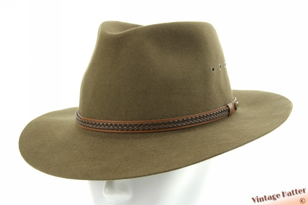 Outdoor gleufhoed Akubra Exeter zacht groen konijnenvilt 59, Hoed, Akubra Exeter, Ophalen of Verzenden, Zo goed als nieuw