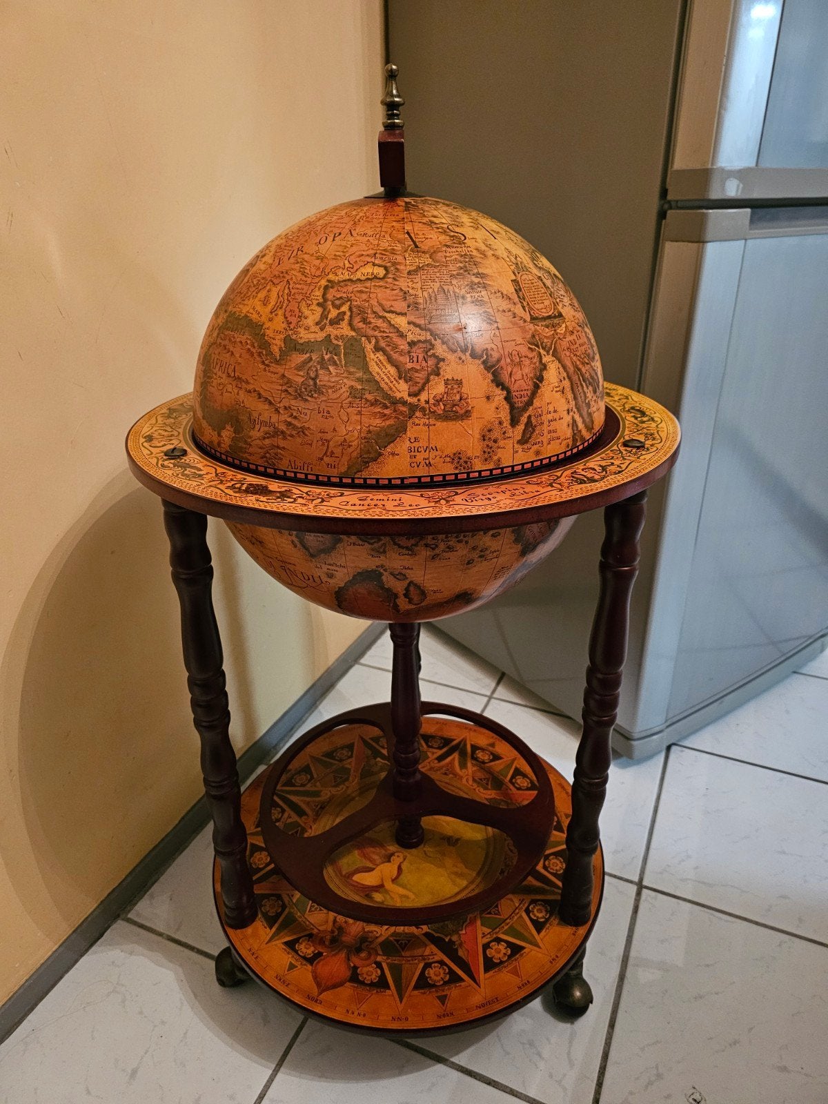 Drankbar/wereldbol, Ophalen