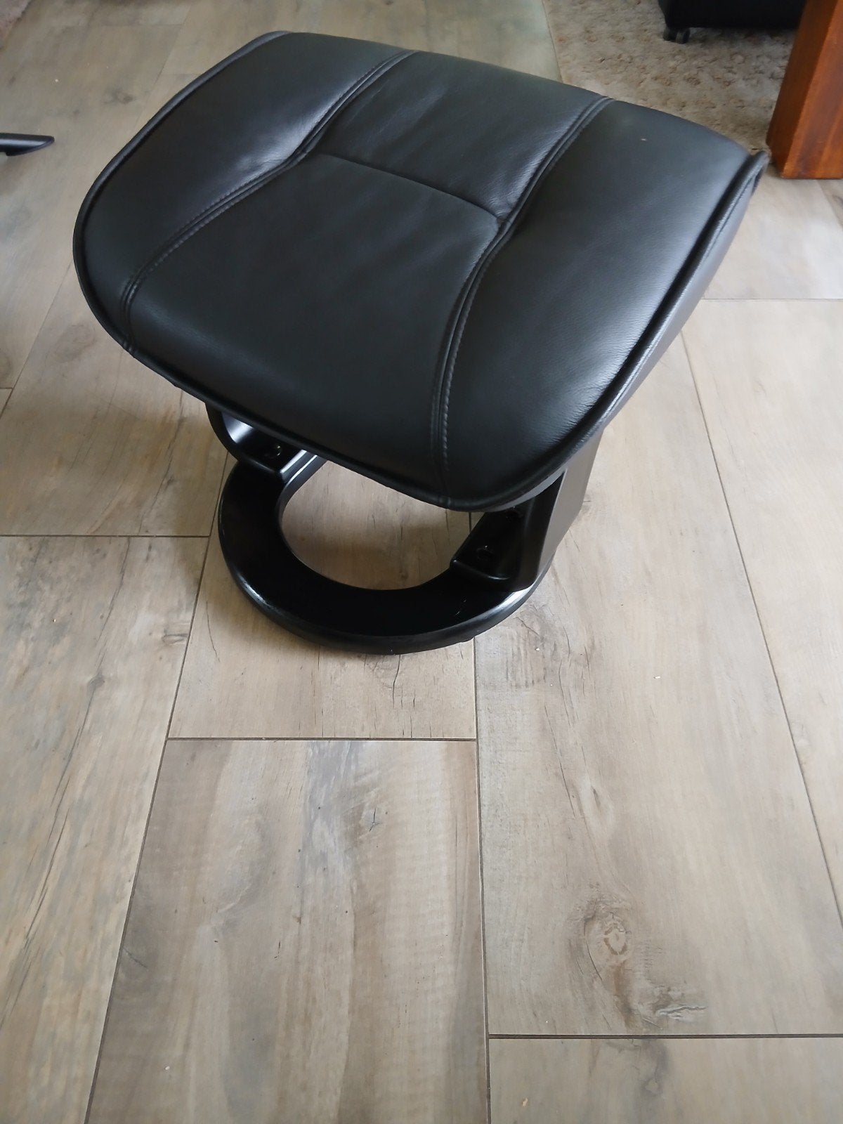 Zwart leren voetenbankje / poef, Ophalen, Modern, Comfortabel, Minder dan 50 cm, Gebruikt