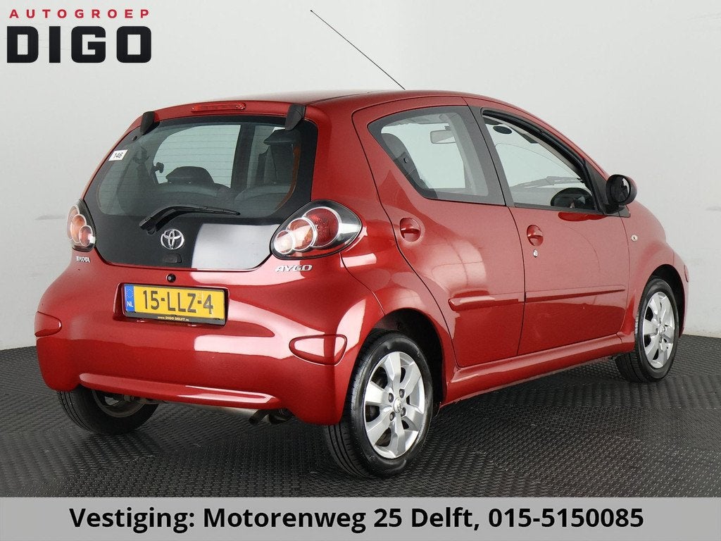 Toyota Aygo 1.0-12V ASPERATION RED MET LEDER + SPORTPACK AIR, Voorwielaandrijving, Zwart, 4 stoelen, Alcantara