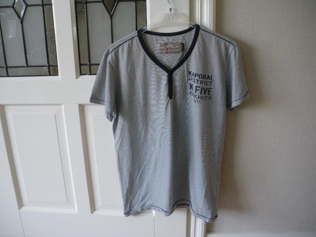 heel leuk zomer shirt met v hals large karporal five & co, Kleding | Heren, T-shirts, Ophalen of Verzenden, Zo goed als nieuw